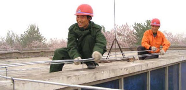 必看防雷知識(shí)——雷雨季節(jié)，防雷電我們?cè)撝赖哪切┦聝?>
											<h3>必看防雷知識(shí)——雷雨季節(jié)，防雷電我們?cè)撝赖哪切┦聝?/h3>
											<p>近日連續(xù)的雷雨天氣，貴州防雷公司分享給你們一些注意事項(xiàng)：



1.不要在樓頂或樹下避雨



不要繼續(xù)在樓頂?shù)冉ㄖ镯敳客嫠?，也不能進(jìn)入孤立的棚屋、崗?fù)?、大樹下避雨，如萬(wàn)不得已，則須與樹干保持3米距離，下蹲并雙腿靠攏；</p>
										</div>
									</a>
								</li>
															</ul>
							<div   id=
